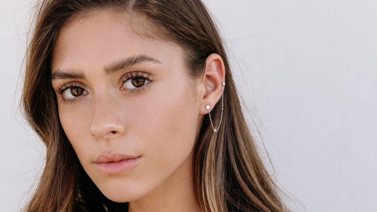 Linking Glamour And Edginess: The Chain Earrings Phenomenon