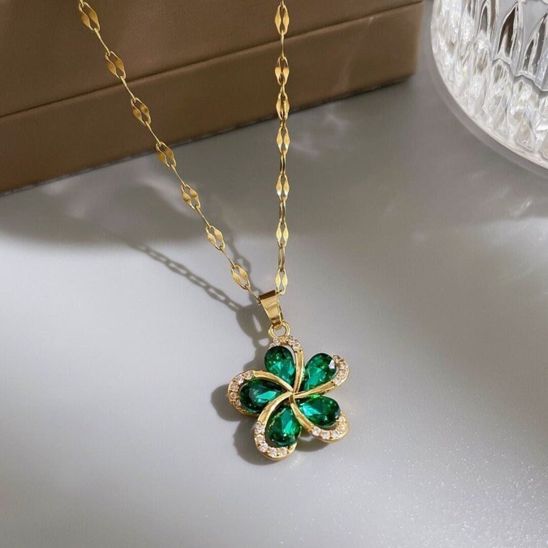 Luck's Delicate Charm: The Enchanting Clover Necklace